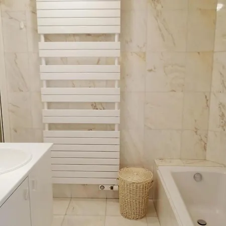 In With Sea Views, Cleaning Included 아파트 *